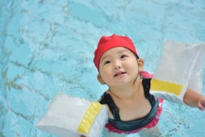 プールの初心者が使いやすい「ヘルパー」について紹介しています。体を浮かせるのに、とても便利です。是非水泳のレッスンでも使ってみてください。
