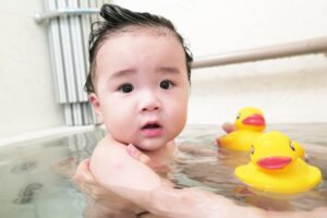 水泳の季節になってきましたね。本格的に水泳授業やプールが始まる前に、「水慣れ」ができていることが重要です。家庭でできる水慣れの取り組みをご紹介します。